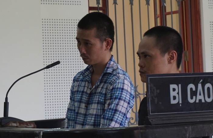 Phạm Đình Kiên (bên phải) và Nguyễn Đức Dương tại phiên toà. Ảnh: Như Bình
