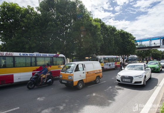 Nghệ An có 9 đơn vị kinh doanh vận tải hành khách bằng xe buýt với gần 300 phương tiện hoạt động. Kèm theo đó là hàng trăm điểm dừng đón trả khách được lập nên. Trong ảnh: Xe buýt xếp hàng dài chờ đón trả khách ở ngã tư Phượng Hoàng, Nguyễn Văn Trỗi - Lê Duẩn. Ảnh: Thành Cường.