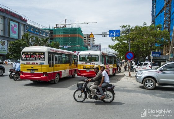 Thế nhưng, ở nhiều điểm dừng, xe buýt nối đuôi nhau kéo thành hàng dài qua cả ngã tư cản trở các phương tiện khác đang lưu thông để vào đón trả khách. Ảnh: Thành Cường.