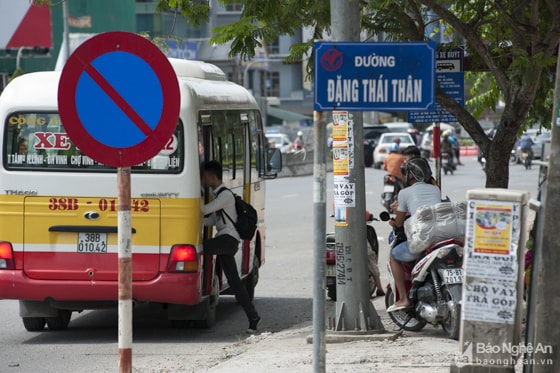 Việc lựa chọn xe buýt để di chuyển được người dân lựa chọn ngày càng nhiều. Tuy nhiên, trong hoạt động vận tải khách công cộng bằng phương tiện này thì hệ thống điểm dừng đón, trả khách đóng vai trò hết sức quan trọng. Đây không chỉ là địa điểm cho người dân đón xe, thể hiện văn minh đô thị mà còn góp phần bảo đảm an toàn giao thông chung. Ảnh: Thành Cường.