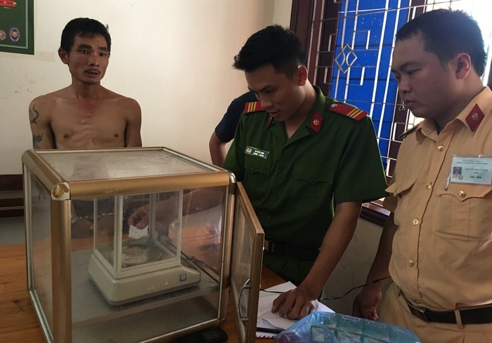 Cơ quan chức năng đang cân số tang vật Thành mang theo. Ảnh: Hồng Hải