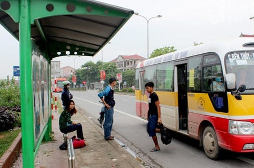 Nhiều điểm chờ xe buýt được xây dựng mái che tạo thuận lợi cho người dân chờ tuyến cần đi. Ảnh: N.S