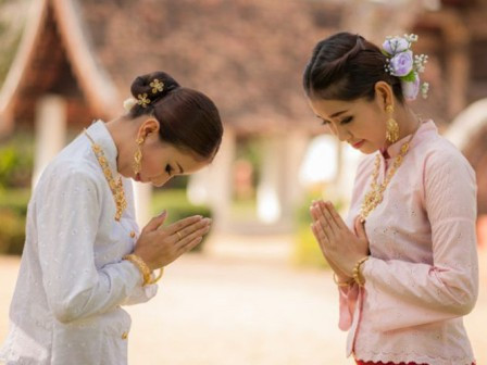 Người Thái thì vẫn luôn gìn giữ cách vái chào theo kiểu truyền thống.