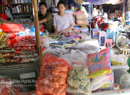 Men rượu các loại được bày bán trong ky ốt tại chợ Trung tâm thương mại Đô Lương. Ảnh: Xuân Hoàng