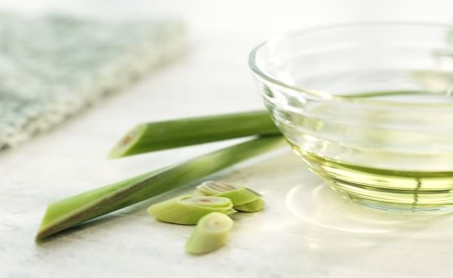 Bạn có thể tự làm dầu sả chanh tại nhà. Ảnh minh họa.
