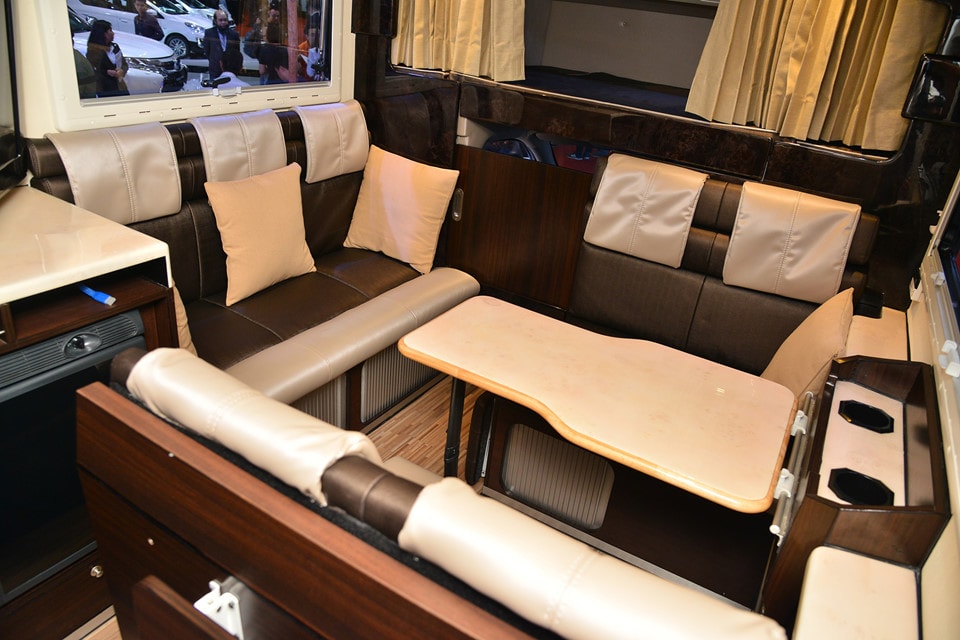 Isuzu MotorHome - 'ngoi nha di dong' la lam tai Viet Nam hinh anh 2