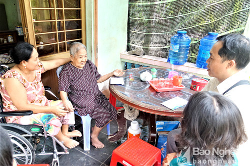 Mẹ Đặng Thị Dương trú tại xã Lương Phú, tỉnh Bến Tre vui mừng tiếp chuyện với đại diện Vinamilk.