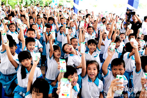 Các em nhỏ hào hứng với ly sữa trên tay tại Lễ trao tặng 87.000 ly sữa tương đương 550.000.000 đồng tại Cần Thơ vào ngày 25/10/2016