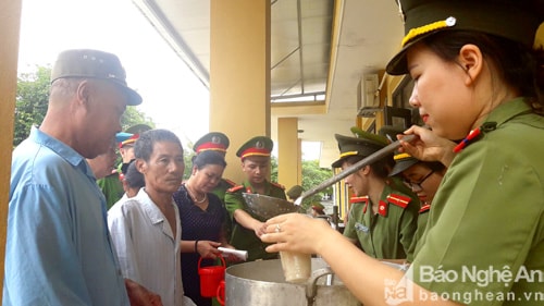 Hơn 100 suất cháo đến với bệnh nhân nghèo Quỳ Hợp