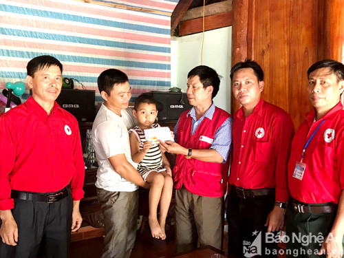 Trao tiền hỗ trợ cho gia đình cháu Nguyễn Thị Ngọc Bích