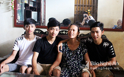 Bà Thái Thị Tân và các con. Ảnh: Huy Thư.