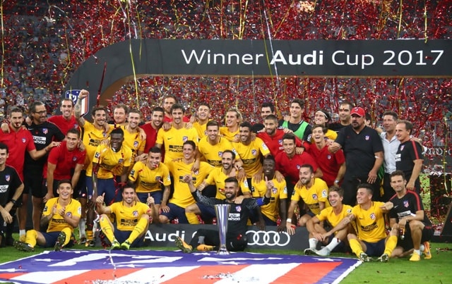 Các cầu thủ Atletico trong giờ phút nâng cao chức vô địch Audi Cup 2017. Ảnh: Internet.