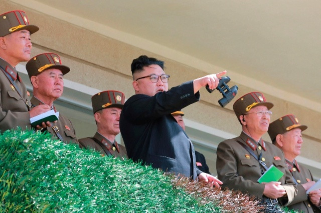 Nhà lãnh đạo Triều Tiên Kim Jong-un quan sát một cuộc diễn tập quân sự. Ảnh: AP