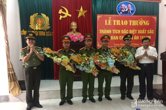 Chủ tịch UBND tỉnh Nguyễn Xuân Đường trao thưởng cho Ban chuyên án 1517M. Ảnh tư liệu. 