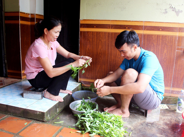 Ngoài chăm chỉ học tập, Bảo còn siêng năng làm việc nhà giúp đỡ mẹ. Ảnh: Huy Thư