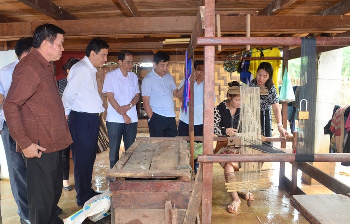 Bí thư Tỉnh uỷ Nguyễn Đắc Vinh cùng đoàn công tác tìm hiểu đời sống của các gia đình trong Làng Hữu nghị thanh niên biên giới Lào – Việt. Ảnh: Thành Duy 