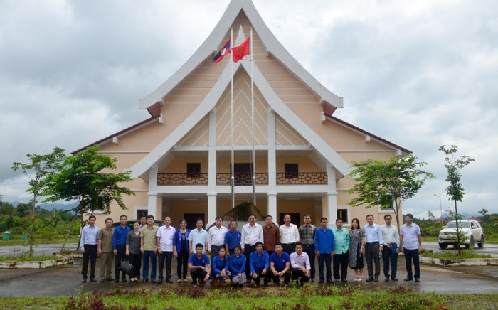 Đoàn đại biểu cấp cao tỉnh Nghệ An chụp ảnh lưu niệm với thanh niên trong Làng Hữu nghị thanh niên biên giới Lào – Việt. Ảnh: Thành Duy