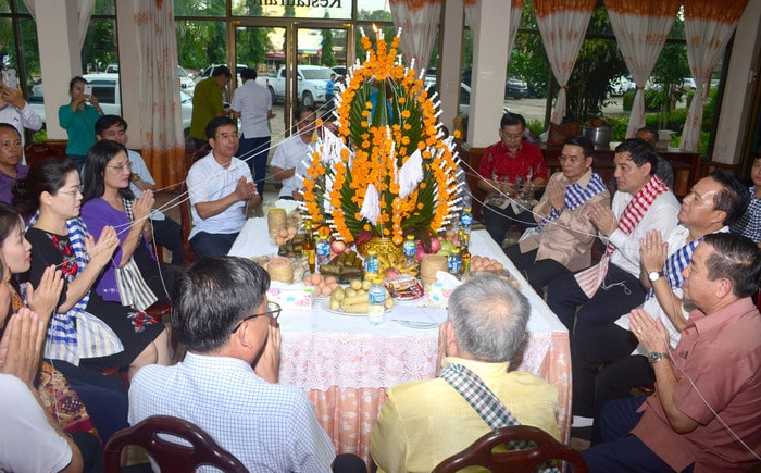 Tỉnh Bôlykhămxay tổ chức lễ buộc chỉ cổ tay cho đoàn đại biểu tỉnh Nghệ An. Ảnh: Thành Duy