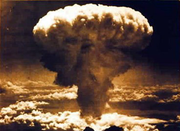 Đến ngày 9/8/1945, quả bom hạt nhân thứ hai mang tên “Fat Man” được Mỹ thả xuống thành phố Nagasaki, khiến 70.000 người thiệt mạng.