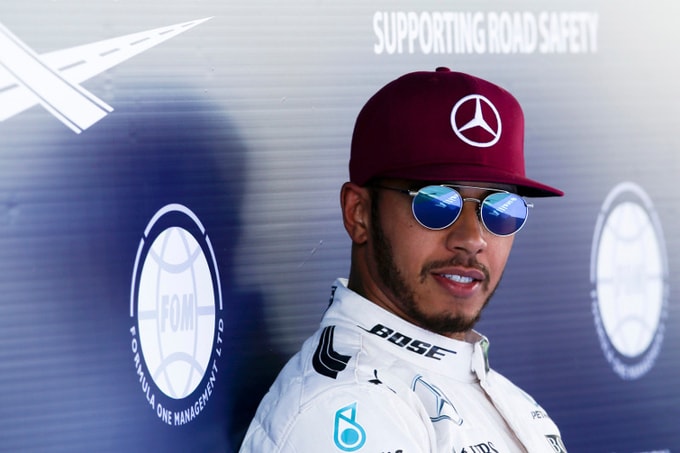 Lewis Hamilton ký hợp đồng ba năm với Mercedes vào năm 2015 có tổng giá trị 132 triệu đôla.