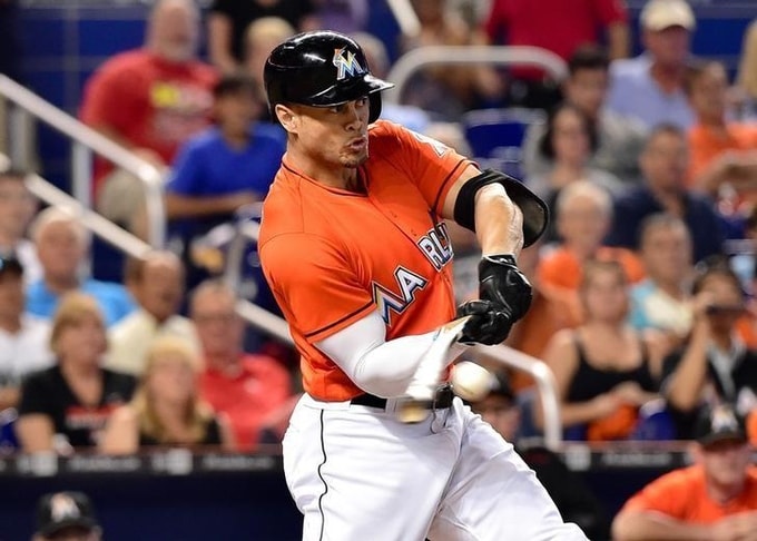 Tháng 11/2014, đội bóng chày Miami Marlins gây chấn động khi ký hợp đồng dài 13 năm với ngôi sao Giancarlo Stanton. Hợp đồng dài hạn này lên tới 325 triệu đôla.