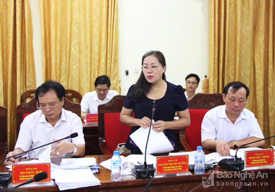 Đồng chí Nguyễn Thị Thu Hường - Ủy viên Ban Thường vụ Tỉnh ủy, Bí thư Đảng ủy Khối nhấn mạnh yêu cầu kiểm điểm phỉ nghiêm túc và chất lượng