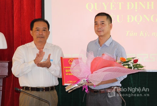 đồng chí Nguyễn Văn Hoa, Ủy viên Ban Thường vụ,  Phó Chủ tịch UBND huyện trao Quyết định, tặng hoa chúc mừng và giao nhiệm vụ cho đồng chí Nguyễn Viết Hòa