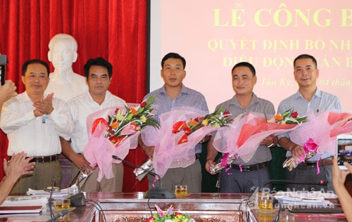 Đồng chí Nguyễn Văn Hoa tặng hoa chúc mừng các đồng chí còn lại nhận nhiệm vụ mới