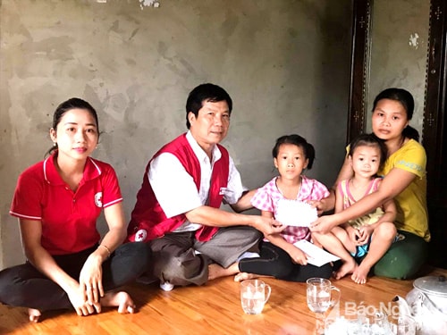 Hội chữ thập đỏ huyện trao quà co các cháu