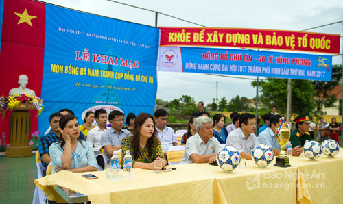Giải bóng đá nam Cúp Đồng hồ Chữ Tín - 46 Lê Hồng Phong năm nay có 23 đội bóng từ các đơn vị, phường, xã trên địa bàn thành phố tham gia. Ảnh: N.M