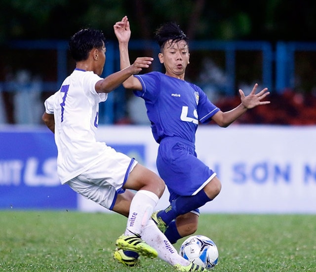 Chủ nhà U15 Tây Ninh (áo trắng) cầm hòa đường kim vô địch HAGL 1-1. Ảnh: Internet