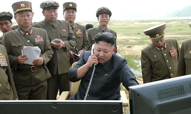  Nhà lãnh đạo Triều Tiên Kim Jong-un chỉ đạo vụ phóng tên lửa. Ảnh: AP