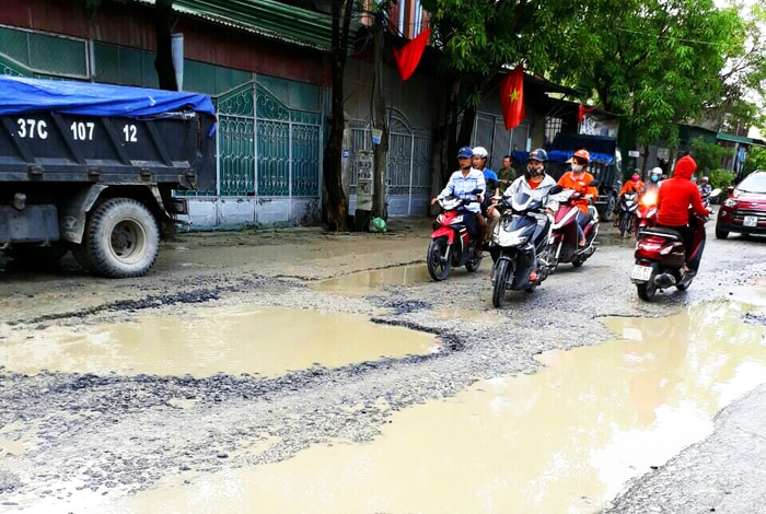 Đường Phạm Hồng Thái xuống cấp. Ảnh: Phương Thúy