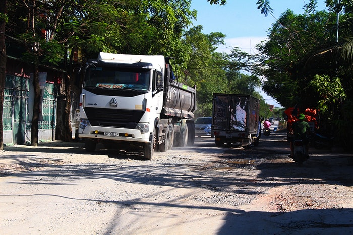 Đường Phạm Hồng Thái xuống cấp. Ảnh: Phương Thúy