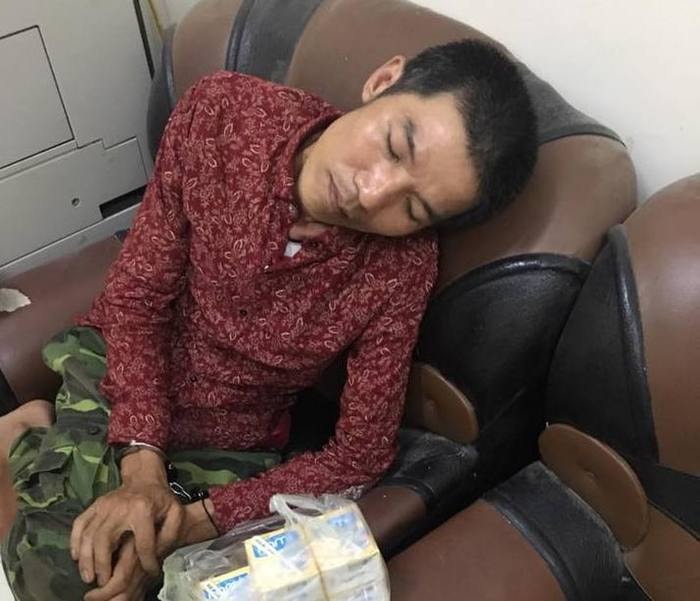 Khi bị bắt, đối tượng Kha Văn Nàng vẫn đang còn phê ma túy. Ảnh: Trần Lê