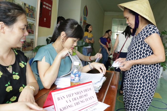 Trong khi đó, phần lớn phụ huynh còn lại thất thểu lấy lại hồ sơ và tìm vận may ở các trường mầm non khác, trong đó, đa phần đều nộp thêm hồ sơ ở Trường Mầm non Hoa Sen để chờ ngày bốc thăm khác dự kiến được tổ chức vào mồng 7/8 tới. Ảnh: Mỹ Hà