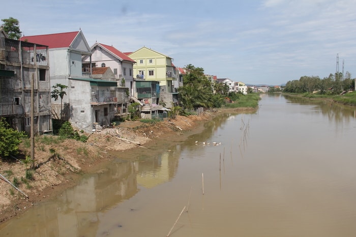 Hàng trăm ngôi nhà của người dân xã Đô Thành được xây dựng trên phạm vi thoát lũ củ kênh Vách Bắc. Ảnh: Nhật Lân