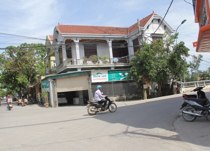 Theo ông Chủ tịch UBND xã Đô Thành, đây là ngôi nhà của ông Phó chủ tịch UBND xã.  Người dân khi bị ngăn cấm xây dựng đã cho rằng, cán bộ xây nhà được thì người dân cũng xây nhà được. Ảnh: Phạm Bằng