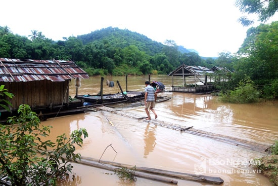 Xóm chài nhỏ nơi ngã ba sông Nậm Mộ và Nậm Nơn. Ảnh: Đào Thọ