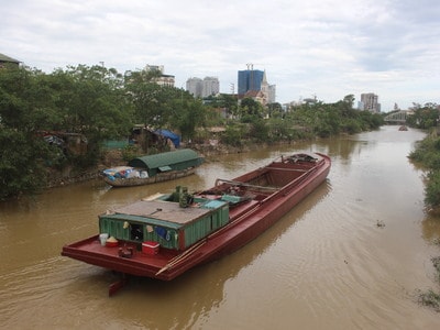 Sông Vinh đoạn chảy qua cầu Cửa Tiền. Ảnh: Đào Tuấn