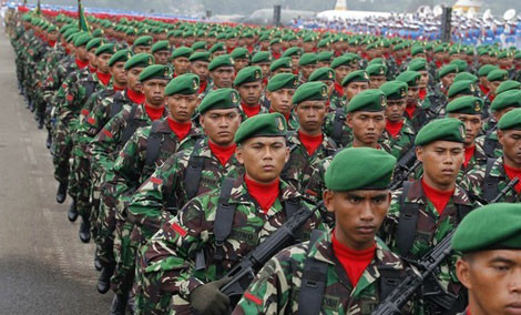 Không có gì ngạc nhiên khi Indonesia sở hữu quân đội lớn nhất trong khu vực. Ước tính nước này có 476.000 quân nhân, riêng lục quân có 300.000 lính.Lục quân Indonesia có xe tăng Leopard 2 và xe chiến đấu bộ binh BMP-3. Tuy nhiên không quân Indonesia lại khá khiêm tốn, chỉ có vài phi đoàn F-16 và Sukhoi do Nga  sản xuất. Bù lại, Indonesia có một lực lượng hải quân lớn  trang bị nhiều tàu hộ vệ và tàu tên lửa thích hợp cho tuần tra hải phận. Hải quân Indonesia đã sẵn sàng xây dựng lại lực lượng tàu ngầm của họ.