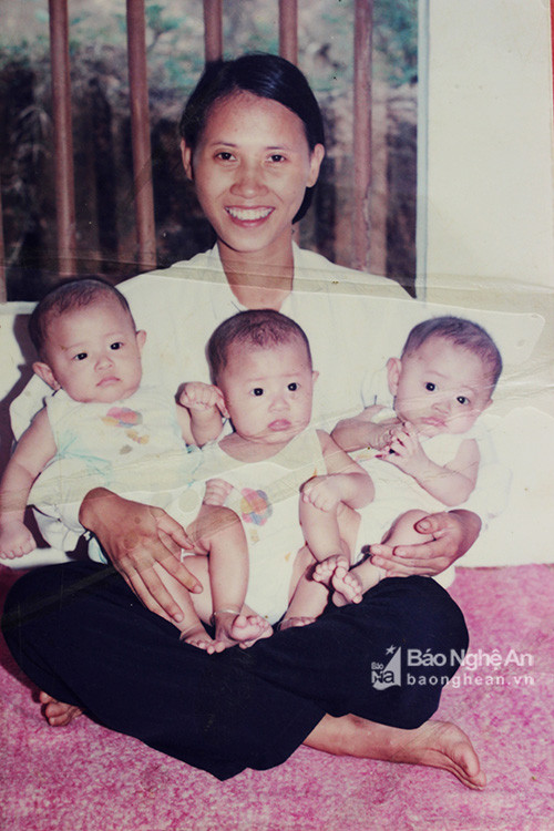 Bà Tân và 3 đứa con sinh 3 lúc chưa tròn 1 tuổi. Ảnh NVCC.