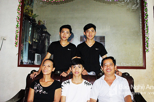 Niềm vui đến với gia đình ông Nguyễn Doãn Dũng  khi cả ba anh em cùng thi đỗ vào Trường Sỹ quan thông tin. Ảnh tư liệu .