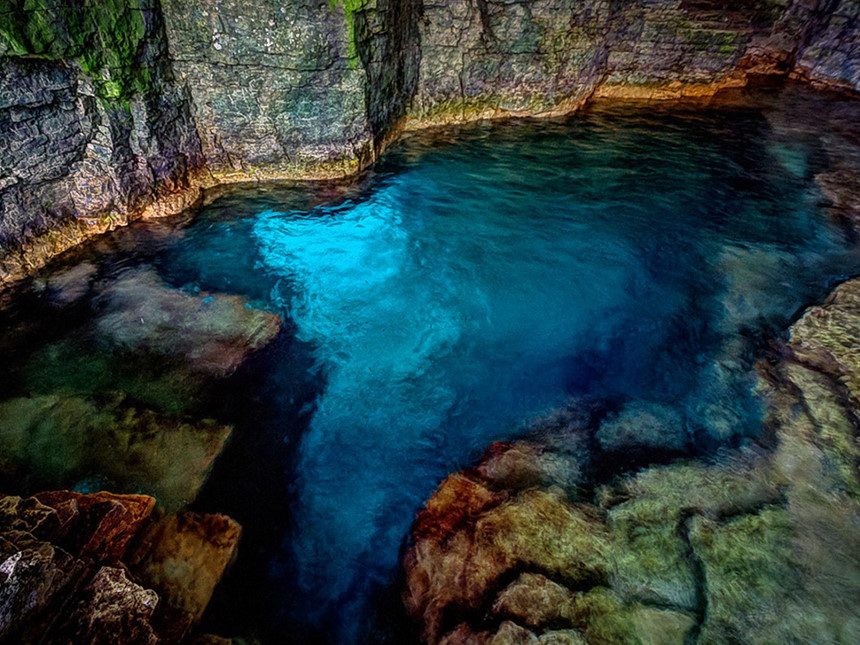Bể bơi Grotto (Canada): Bể bơi Grotto thực chất là một hang động ngắn, nhỏ, hình thành từ sự xói mòn tự nhiên của nước vào vách đá trong công viên quốc gia Bruce Peninsula ở Ontario. Du khách muốn ngâm mình trong làn nước trong mát của bể bơi bên trong hang sẽ phải mất khoảng 30 phút vượt qua quãng đường bộ trong công viên. Ảnh: Julia A.R.Morgan/Pinterest.
