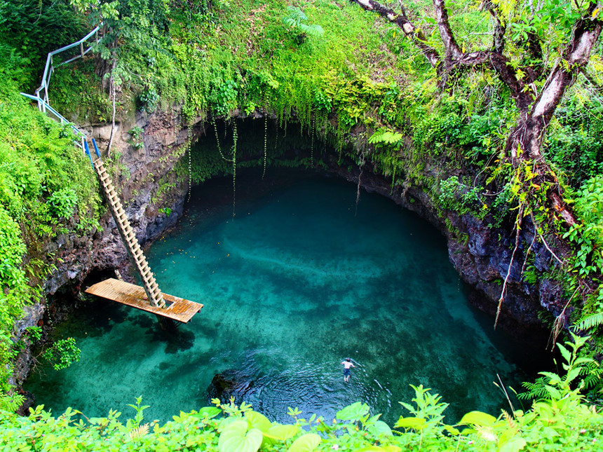 To Sua Ocean Trench (Samoa): To Sua Ocean Trench là một trong những hồ bơi tự nhiên đẹp nhất thế giới. Bể bơi là một hố tự nhiên rộng khoảng 30 m nằm trên đảo Upolu. Cách duy nhất để du khách xuống bơi là trèo xuống theo một thang gỗ. Ảnh: Amazing Places On Earth.