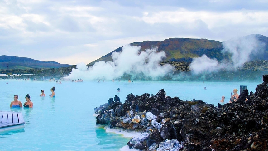 Blue Lagoon (Iceland): Blue Lagoon là hồ bơi nước nóng khổng lồ hoàn toàn tự nhiên nằm ở vùng Grindavik trên bán đảo Reykjanes. Nhờ dòng dung nham ngầm chảy dưới lòng đất, xung quanh đóng băng nhưng nước ở hồ Blue Lagoon luôn ấm nóng, giàu chất khoáng. Ngâm mình trong hồ nước màu trắng sứ, trong làn khói mỏng bốc lên từ mặt hồ là điều khiến nhiều du khách thích thú. Ảnh: Viator/Youtube.