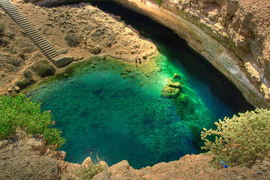 Bimah Sink (Oman): Wadi Shab là địa danh nổi tiếng ở Oman, nơi có thác nước, sông ngòi và hồ bơi tự nhiên đẹp mắt. Điểm thu hút chính là hang động Bimah Sink ngập nước trong suốt, cùng mái vòm hang động tạo nên một ốc đảo hoàn hảo cho những người yêu bơi lặn nhưng muốn tránh xa ánh nắng mặt trời. Ảnh: Wondermondo.