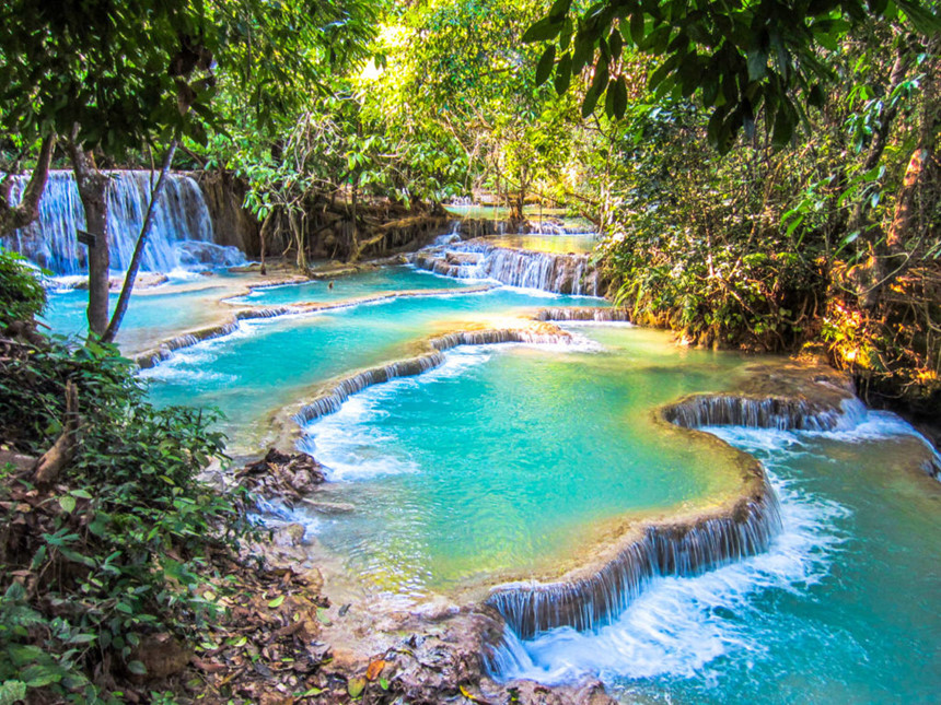 Thác Kuang Si (Lào): Kuang Si gồm nhiều tầng thác lớn nhỏ nằm trong cánh rừng thuộc núi Kuang Si, cách Luangprabang 29 km về phía nam. Màu nước xanh ngọc lam quanh năm, cùng khung cảnh thiên nhiên xung quanh khiến ngọn thác này trở thành điểm tham quan ấn tượng thu hút du khách. Ảnh: Rooftopantics.