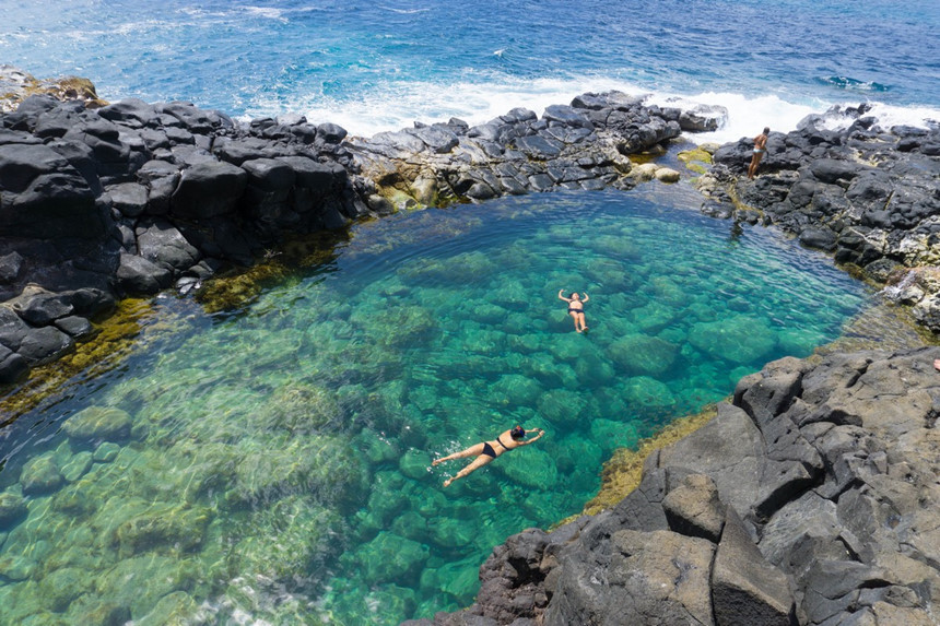 Bồn tắm của Nữ hoàng (Hawaii): Queen's Bath nằm ở thị trấn Princeville, Kauai, được coi là hồ bơi tự nhiên đẹp nhất ở Hawaii. Dù có nhiều cảnh báo nguy hiểm chết người về trơn trượt đá, sóng đánh mạnh nhưng không ngăn được bước chân du khách đến đây. Ảnh:Feel The Planet.