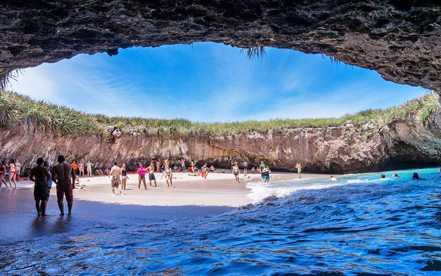 Bãi biển bí mật (Mexico): Bãi biển bí mật nằm trên một hòn đảo nhỏ thuộc quần đảo Marieta là hồ bơi hình thành từ những vụ nổ bom trên đảo từ năm 1900. Muốn đến bơi ở bãi bển này, du khách phải bơi qua một đường hầm ngắn hoặc dùng trực thăng từ phía trên xuống. Ảnh: Travel + Leisure.